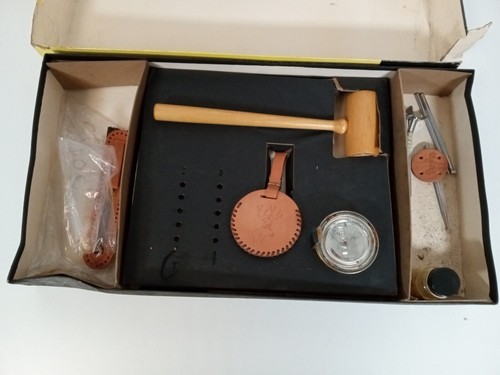 VINTAGE Tandy Leathercraft Beginners Kit Genuine Leather Projects - Picture 2 of 9
