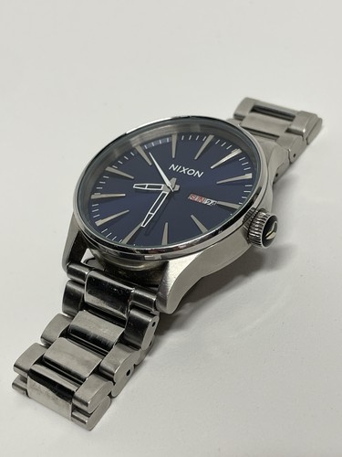 Reloj de cuarzo para hombre Nixon The Sentry SS esfera azul marino redondo analógico con batería nueva