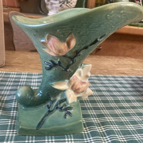 Stunning 1943 Roseville Large Green Magnolia 185-8 Cornucopia Vase