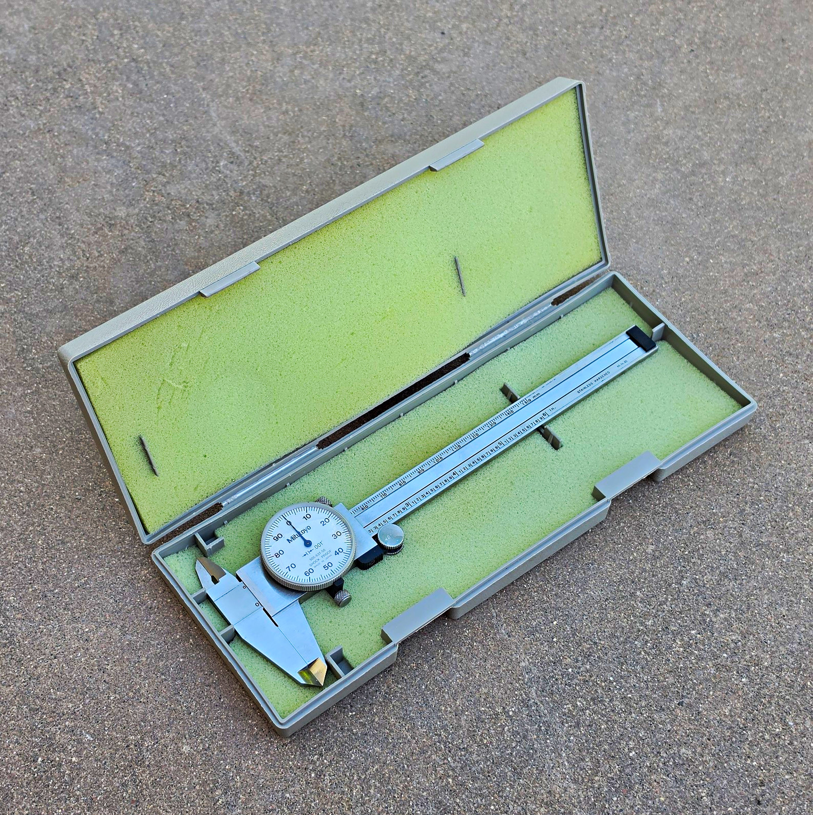 Mitutoyo 6" Dial Caliper with Case, White Dial. P/N: 505-637-50, D6"T