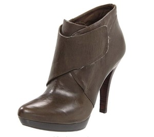 nine west zaayer heeled bootie