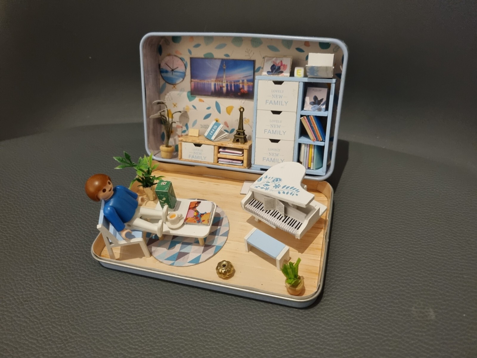 Mini maison de poupée compacte style valise pour ranger les jouets facilement
