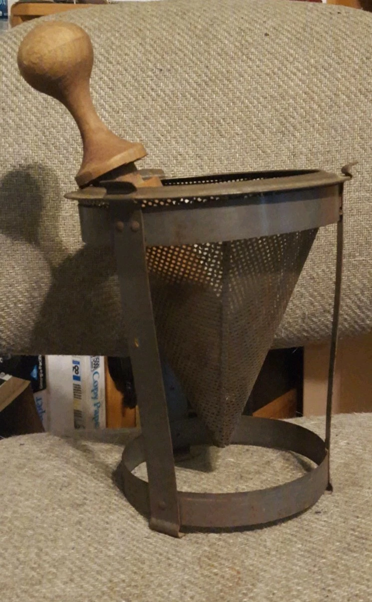 VTG METAL STRAINER SIEVE COLANDER w/ WOOD PESTLE & STAND, FRUIT PRESS 8.5"tall