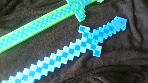Minecraft Swords: Both Light Up/Make Noise Blue 2' AND Green Pixal Diamond 21" - Foto 4 di 13