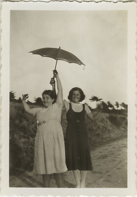 ANTIQUE PHOTO - VINTAGE SNAPSHOT - WOMAN UMBRELLA UMBRELLA FUNNY FASHION - FUNNY