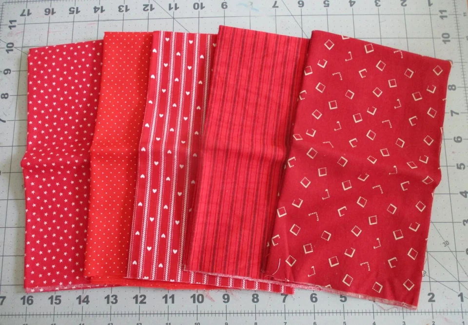 Lote de 5 cuartos de grasa rojo, estrellas corazones rayas algodón tela acolchada rojo Foto 2 de 2