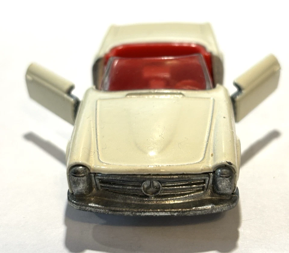 Matchbox Lesney No. 27 convertibles Mercedes 230 SL, marfil cremoso con interior rojo Foto 4 de 4