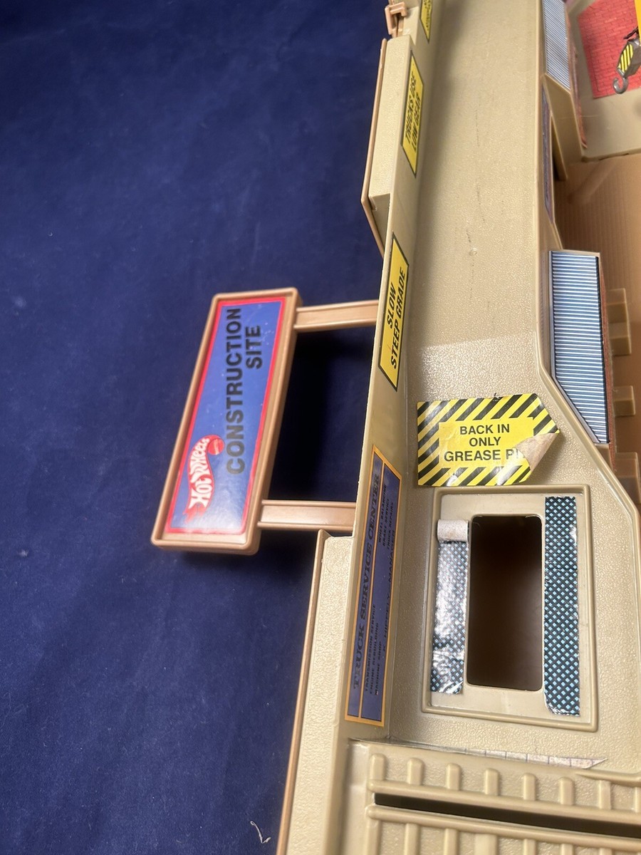 Vintage 1979 Mattel Hot Wheels Construction Site & Service Center