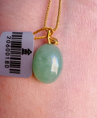Kleiner hellgrüner Jade Jadeit Cabochon 18k Gold Anhänger