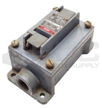 ALLEN BRADLEY 800H-2HA7 /M PUSHBUTTON STATION TYPE 7  9 600VAC