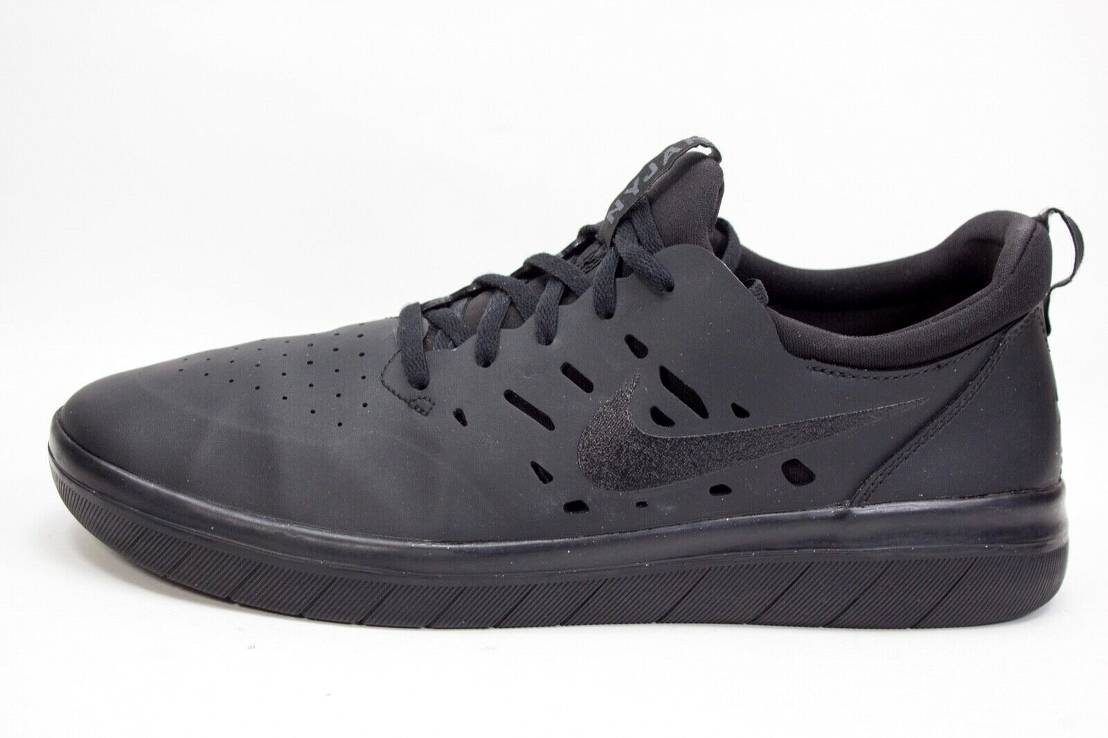 8.5 - Nike SB Nyjah Free Triple Black 