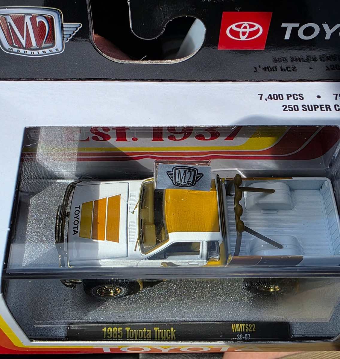 M2 Machines 1985 Toyota Truck White Gold CHASE!! Diecast Pickup 1