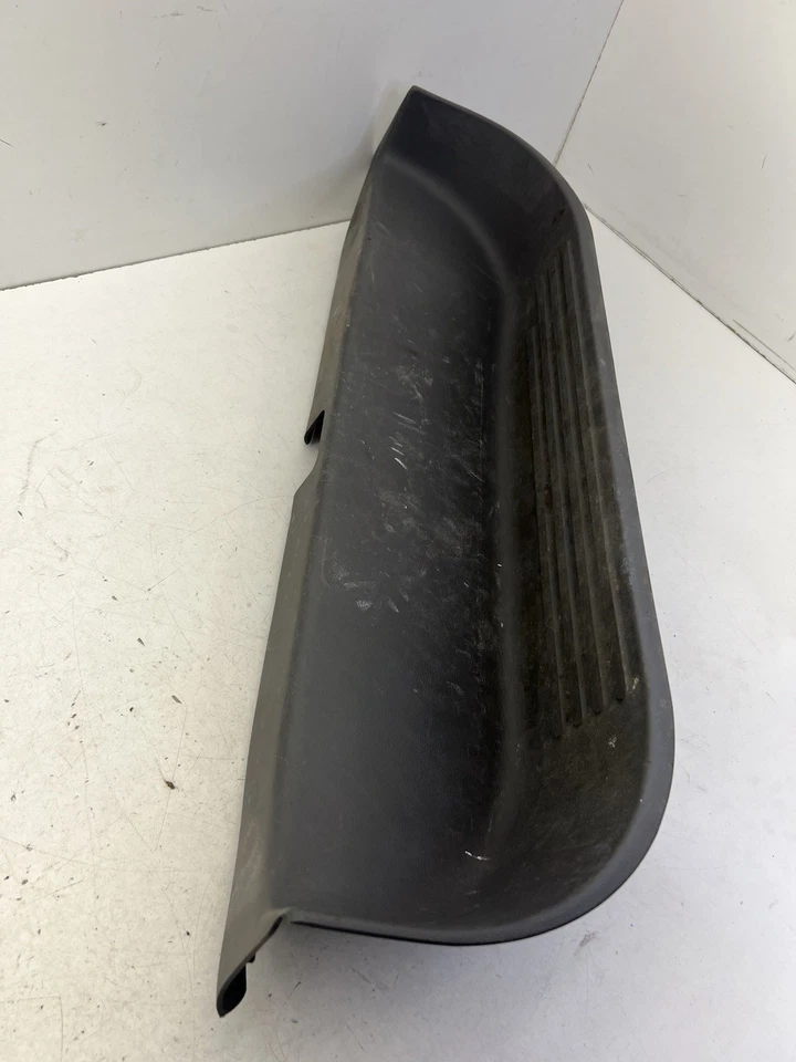 Nissan NV2500 2012-2019 panel de cubierta de escalón de puerta delantera derecha OEM. Foto 4 de 4