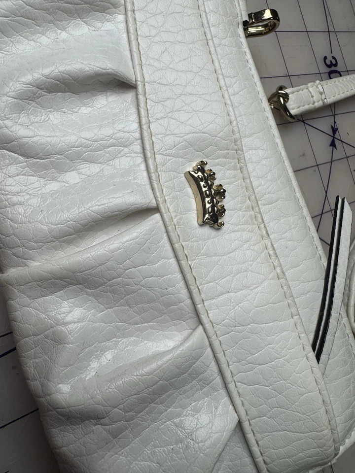 Бумажник-клатч через плечо Juicy Couture белый мягкий кожаный регулируемый ремешок-цепочка - Изображение 3 из 4