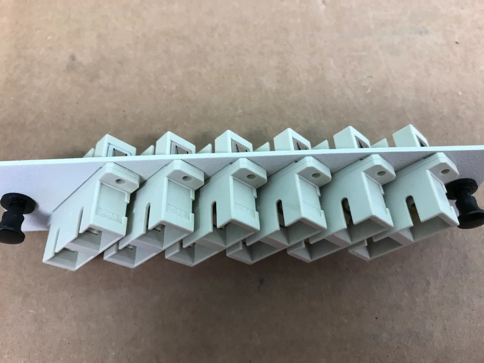 Montaje en panel de conexión en rack de placa de fibra óptica 3M 12 puertos SC-2A  Foto 3 de 4