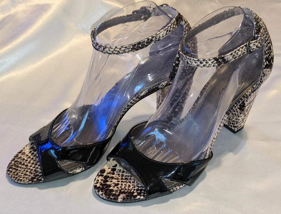 Sandalias de tacón BANDOLINO Isbieal para mujer punta abierta correa al tobillo negras blancas serpiente 9M Foto 2 de 4