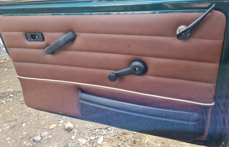 CLASSIC MINI MAYFAIR LEATHER SEATS DOOR PANELS WITH STEERING WHEEL & DASH TRIMS - Image 4 of 4