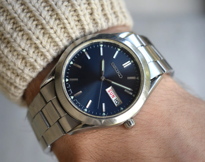 Juli 2000 Seiko Herrenuhr Quarz Tag Datum blaues Ziffernblatt Stahlarmband 37 mm