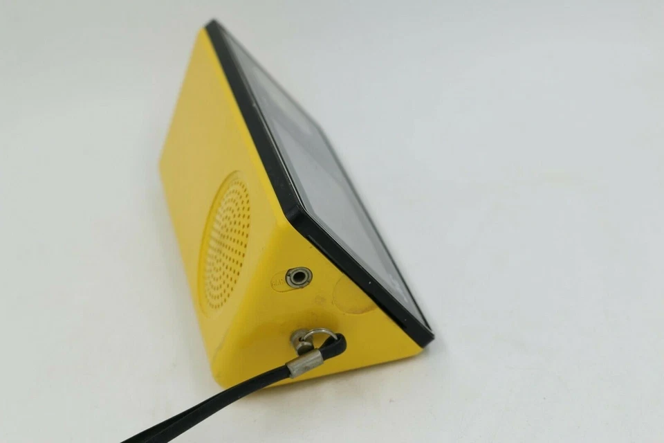 Radio AM transistor portátil amarillo triangular de la era espacial Jvc 8000 1968 vintage Foto 2 de 4