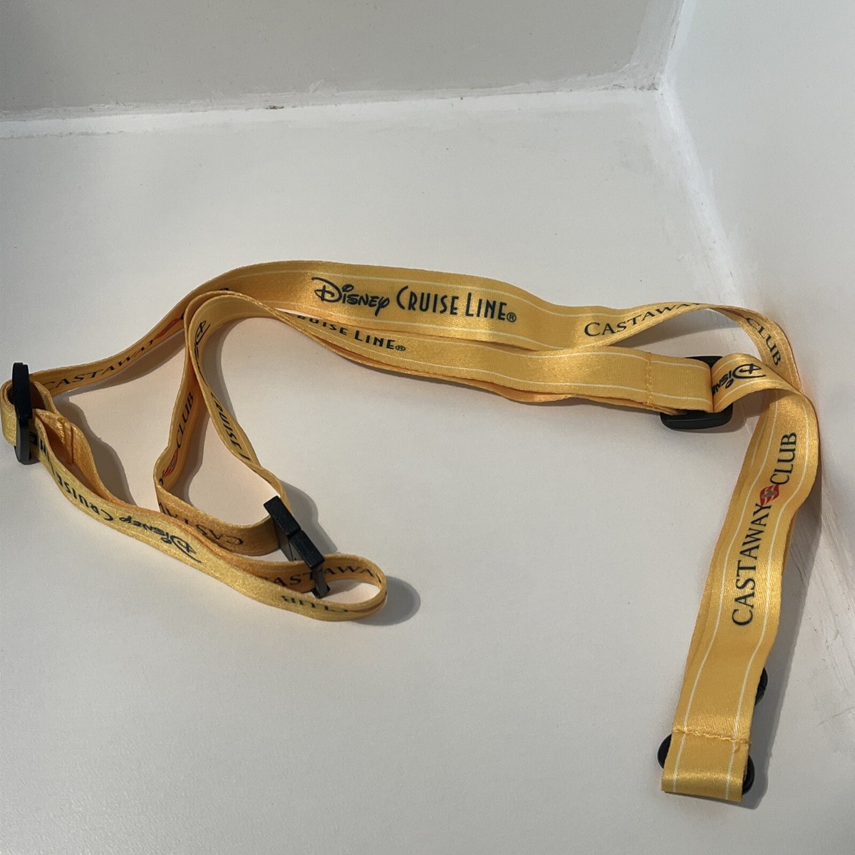 ディズニークルーズラインキャスタウェイクラブゴールドグッズ Disney Cruise Line Castaway Club Gold Lanyard NWOT | eBay