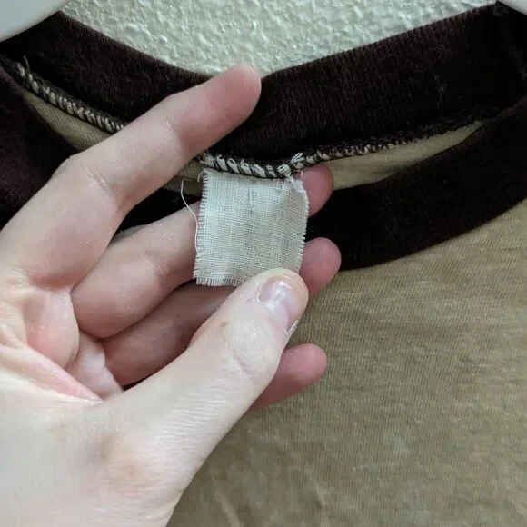 Camiseta vintage años 70 "La locura es hereditaria" en timbre marrón Foto 3 de 4