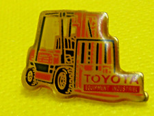 pin's pins badge automobile.  tracteur.  sigle TOYOTA chariot élévateur