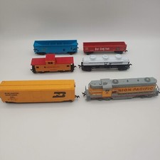 Lot of 6 HO Bachmann Locomotive Cars Union Pacific Burlington Northern more