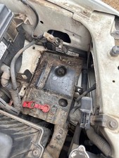 2004 Kia Carnival Battery Tray First Gen Petrol Auto White 474 #B912