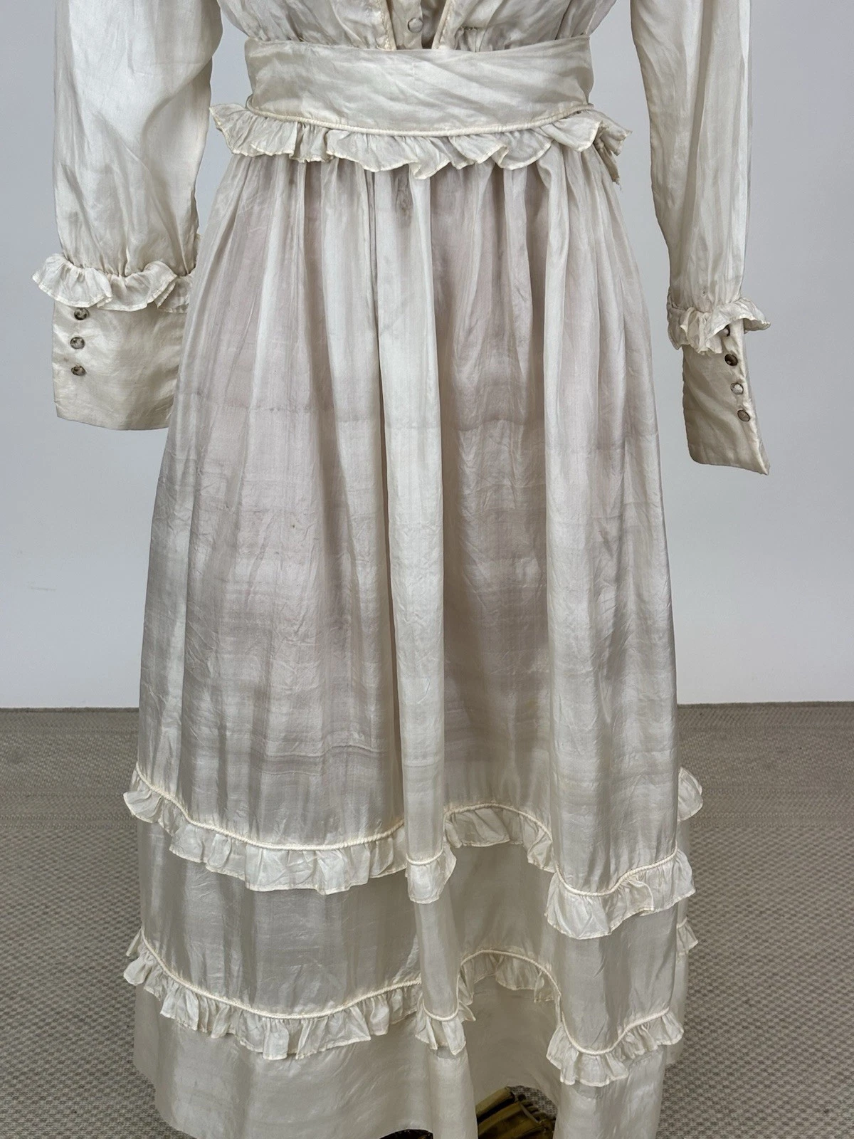 OFF WHITE Antico abito da giorno edoardiano anni '10 in seta bianco sporco orlo con volant manica lunga COSÌ COM'È