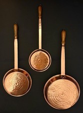 VINTAGE GRADUATED SET OF THREE DECORATIVE TIN-LINED HAMMERED COPPER PANS