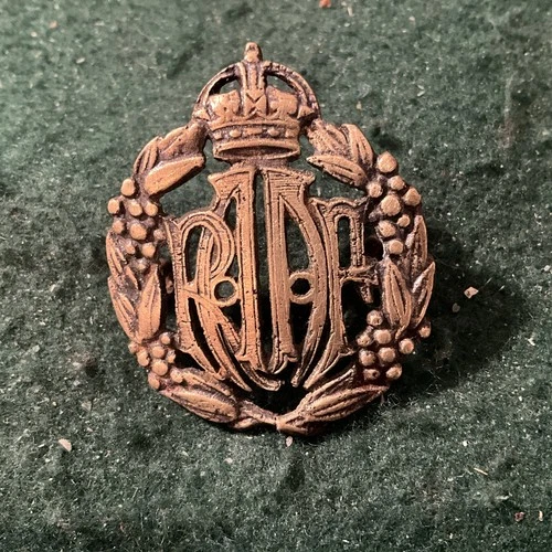 Royal Australian Air Force Cap Badge  CAST BRASS. WW2. DC26