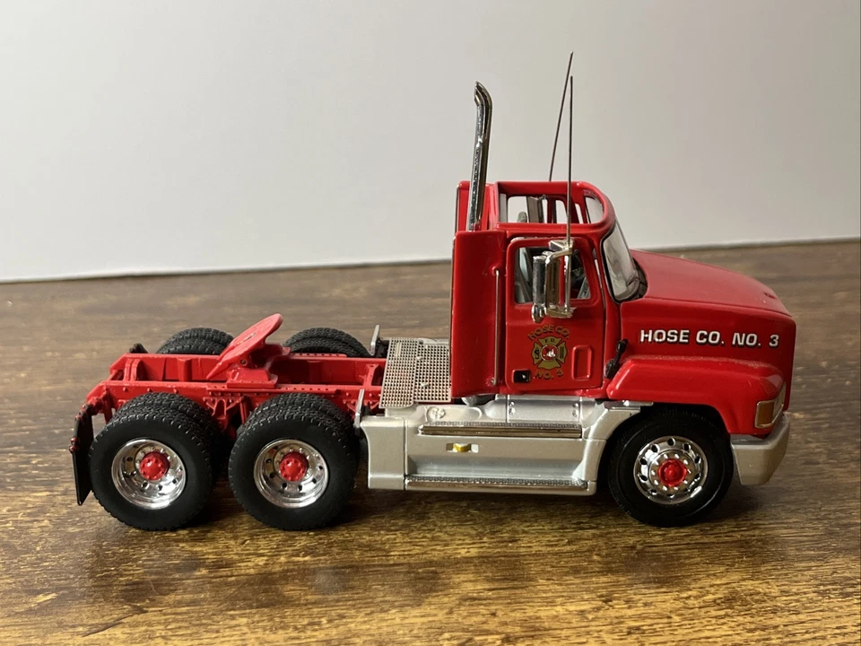 Franklin Mint Mack Fire Truck Tanker #3 scale 1:43 INV# 3539 Parts ( As Is ) - Image 3 of 4
