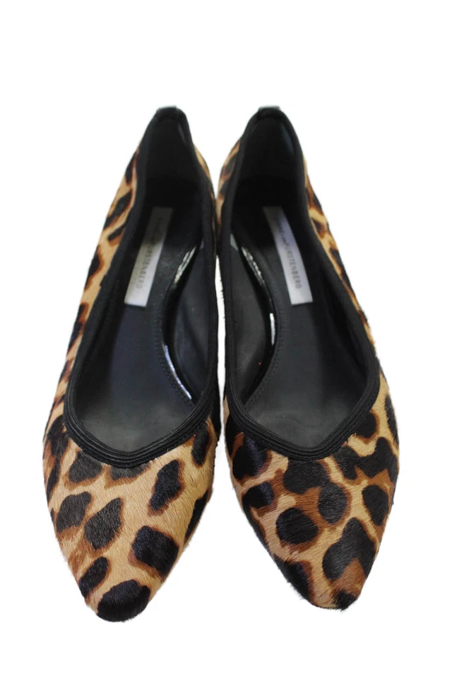 Zapatos de salón Diane Von Furstenberg de cuero para mujer con estampado animal talla 7 Foto 2 de 4