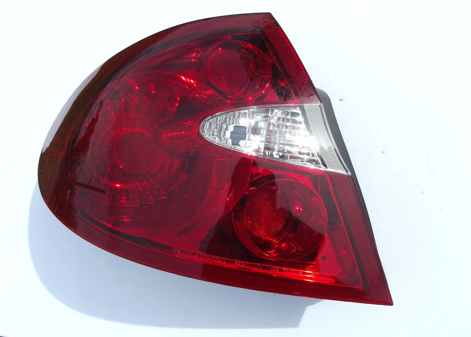 2005-2009 Buick Lacrosse Allure Tail Light Lens Drivers LHS Used GM Original  - Image 2 of 4