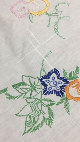 Tovaglia fatto di ricamo a mano con fiori ed orlato di pizzo tela di puro cotone - Foto 4 di 11