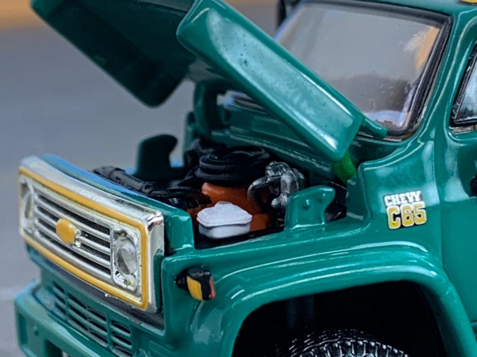 1/64 DCP GREEN CHEVY C-65 SINGLE AXLE STAKE BED - Image 3 of 4