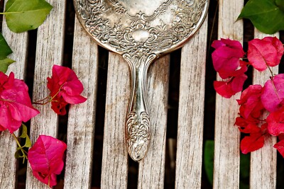 ★銀製★手鏡 花柄 彫刻細工 昭和レトロ アンティーク 希少 26g Antique Silver Metal Hand Mirror Floral Repousse Roses and Leaves