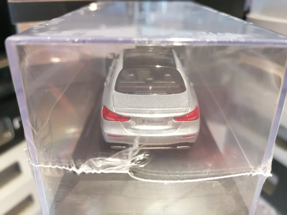 Iscale 1/43 Mercedes Classe E W214 Limousine Hightech silver box dealer edition - Immagine 4 di 4