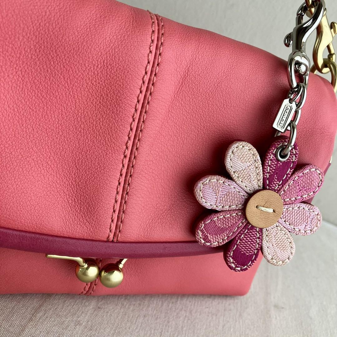 バッグ Coach Kiss Lock Handbag Pink Leather y2k COACH Pleated Pink Patent Leather Plaid Lining Kiss Lock