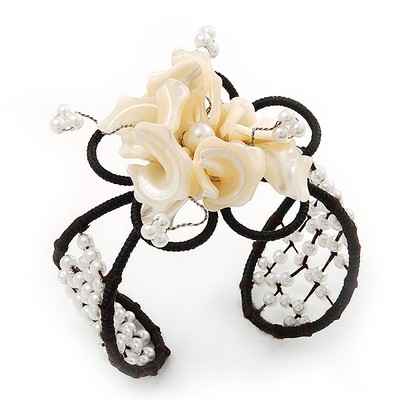 Hellcremefarbenes Muschelarmband ''Blume'' mit Draht - verstellbar