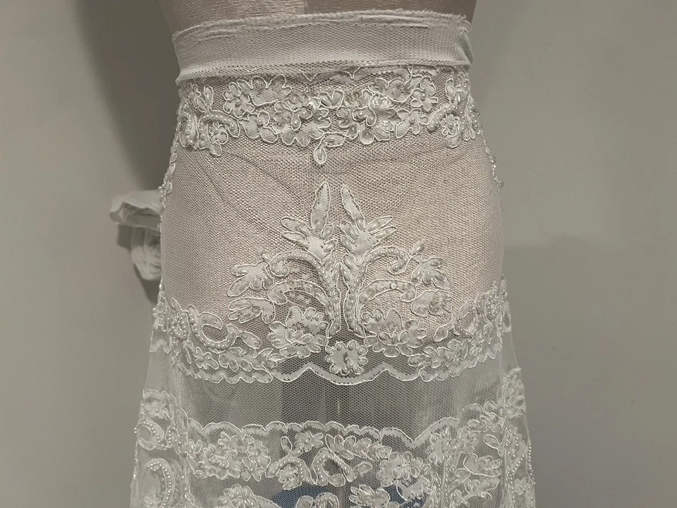 Tela de encaje nupcial bordado con cordón lentejuelas con cuentas blanco roto 50” ancho 1 yarda Foto 2 de 4