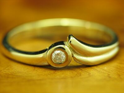 14kt 585 yellow gold ring with brilliant solitaire trim/diamond/2.0g/RG 49