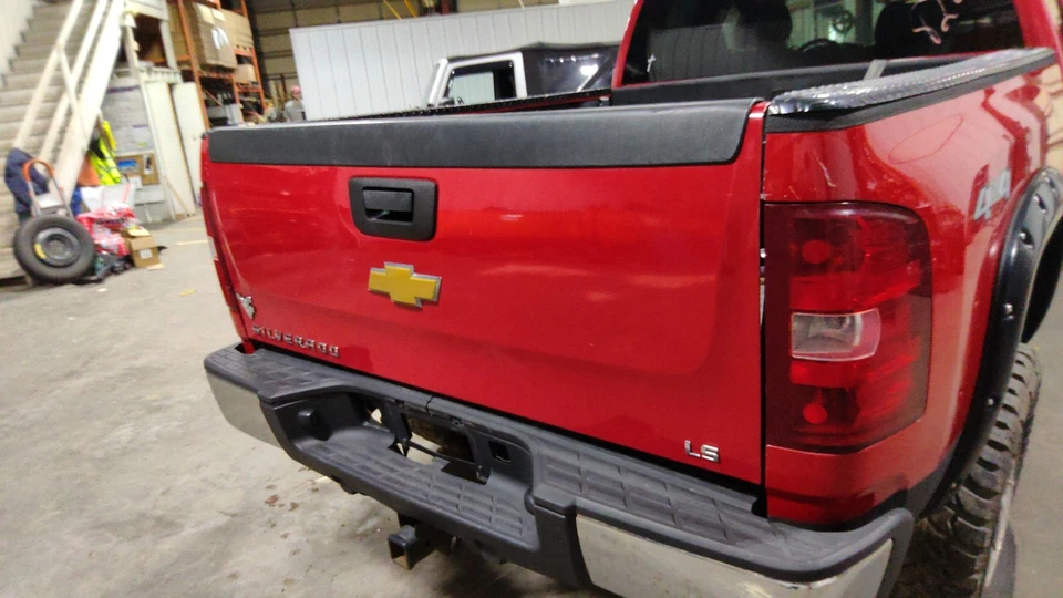 Tapa de puerta trasera Silverado Sierra 07-13 OEM (Rojo Victoria 74U) *Abolladuras menores* Foto 3 de 4