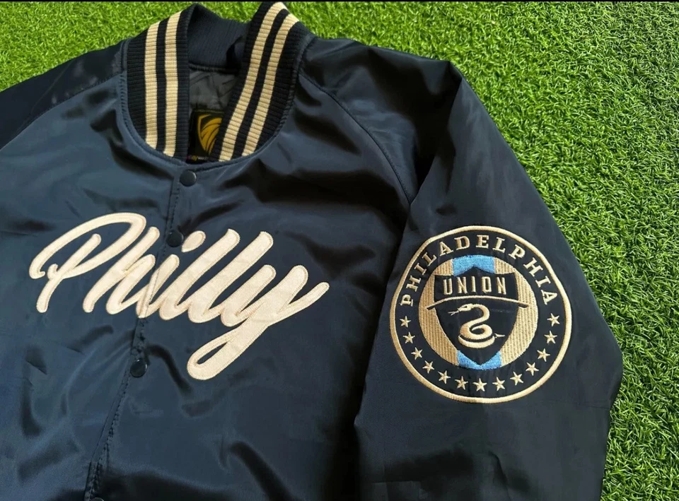 Chaqueta de bombardero estilo vintage de béisbol universitario satinado azul marino Foto 3 de 4