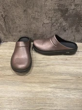 Women’s size 10 OOFOS Sparkle Clogs