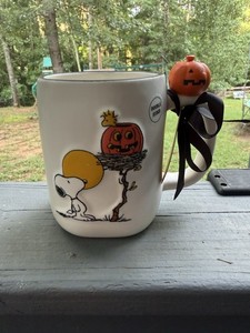NWT  RAE DUNN PEANUTS SNOOPY W/ PUMPKIN SPOOKY SEASON HALLOWEEN COFFEE MUG