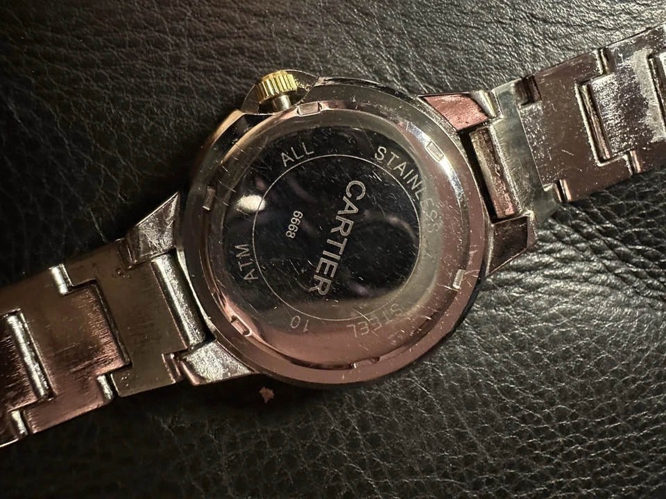 Reloj Cartier dos tonos. Bisel con joyas. La banda necesita reparación pero funciona perfectamente. Foto 2 de 4