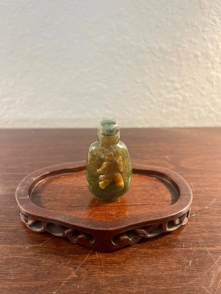 Antigua botella de tabaco china tallada a mano de jadeíta con motivo de niño y sapo 刘海戏金蟾 Foto 3 de 4