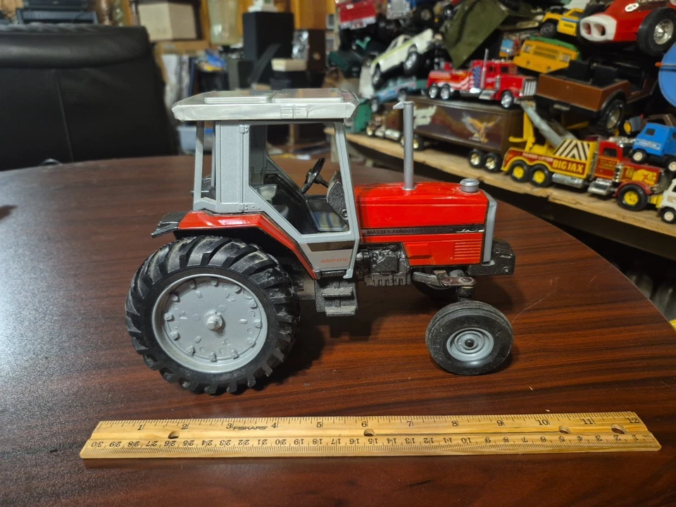 Ertl Massey Ferguson 3070 Tractor 1/16 1987  - Image 3 of 4