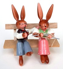 Erzgebirge ESCO Holzkunst Hase und Häsin auf Hasenfeierabendbank B 7 cm Ostern